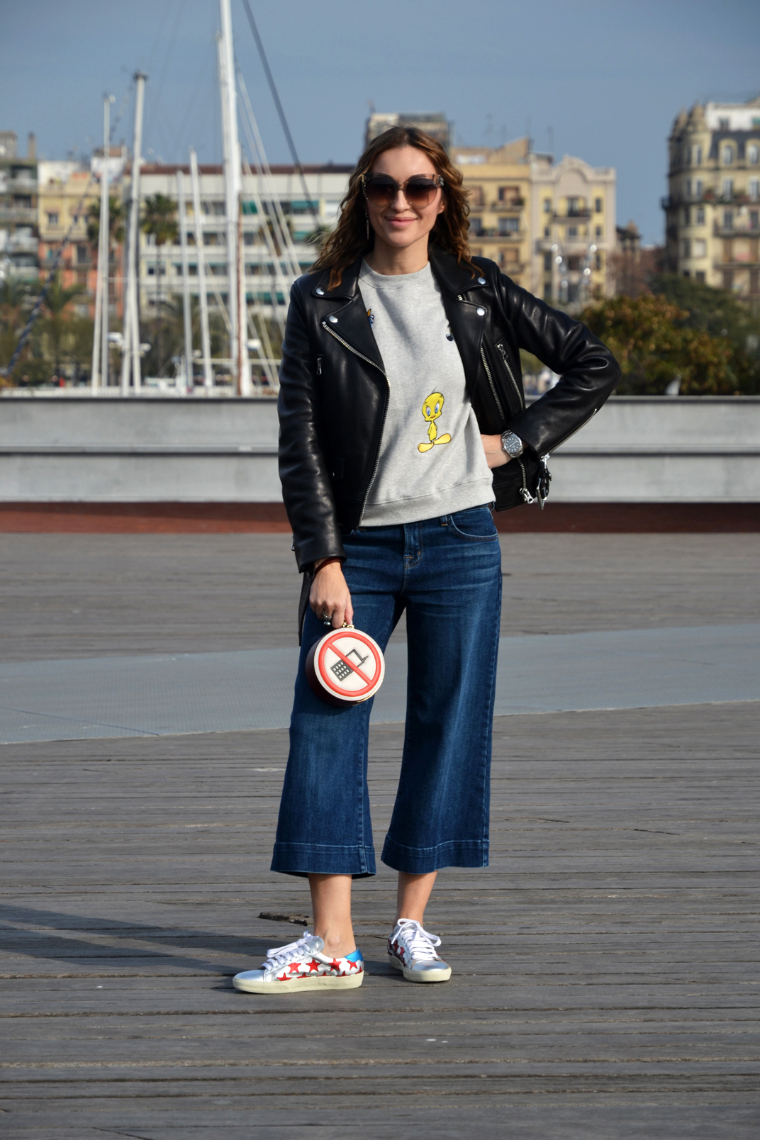 15 Combinaciones con jeans grises que te enamorarán