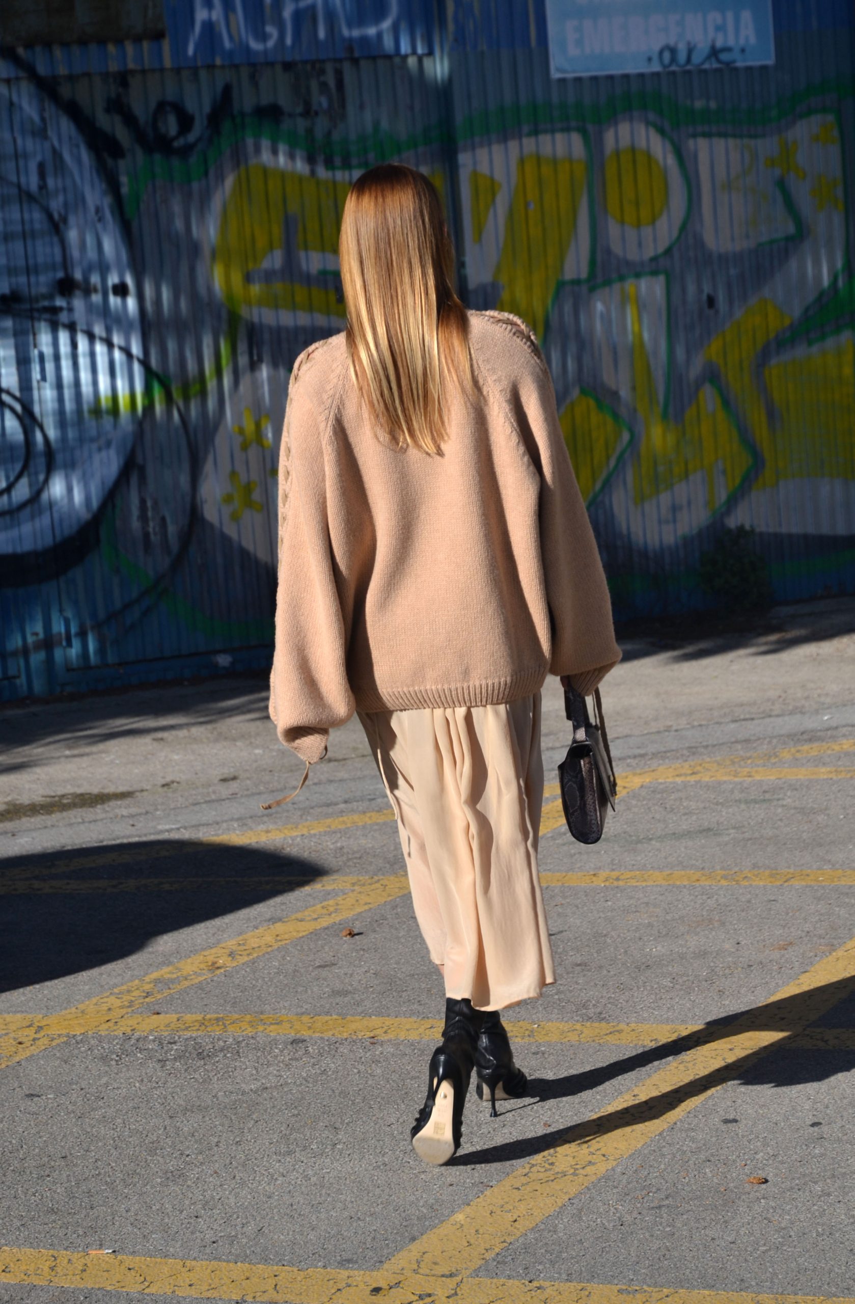 Oversized beige knit sweater —Fall-Winter 2025 knitwear trends, Diario de Estilo style.