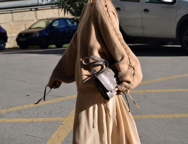 Jersey de punto oversize en tonos beige —tendencias otoño-invierno 2025, estilo Diario de Estilo.