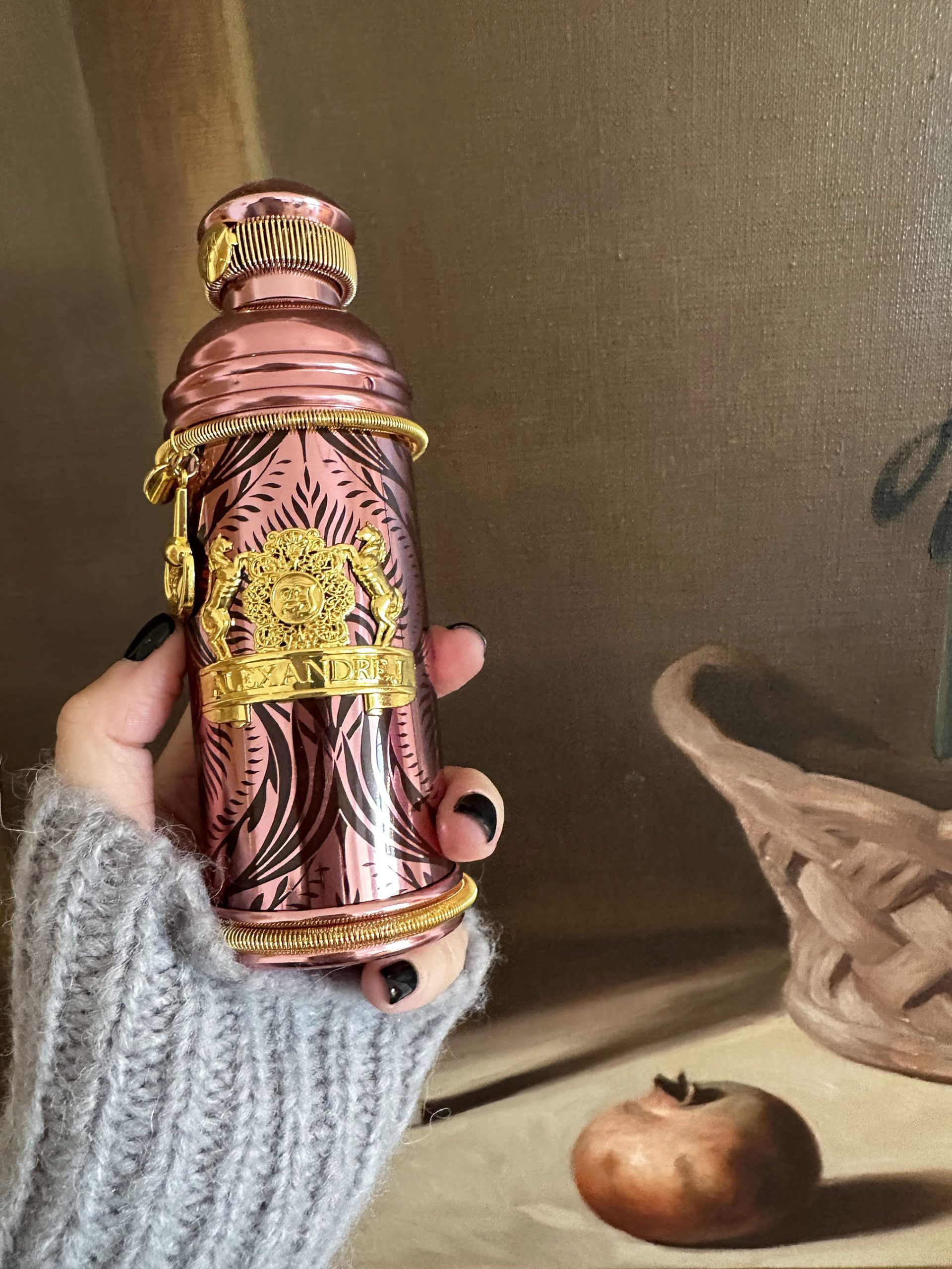 A luminous olfactory journey that brings together mandarin, grapefruit, peach and caramel with exquisite roses, violet and a soft base of musk and moss. Baroque elegance and serene sensuality in a fragrance that awakens the morning.