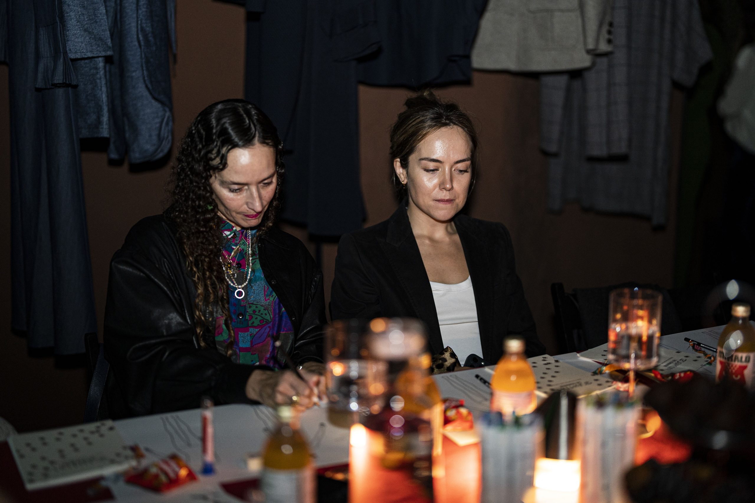 Clara de Nadal Trias with Elisabeth Lip, listening to the intergalactic audio that begins the workshop.