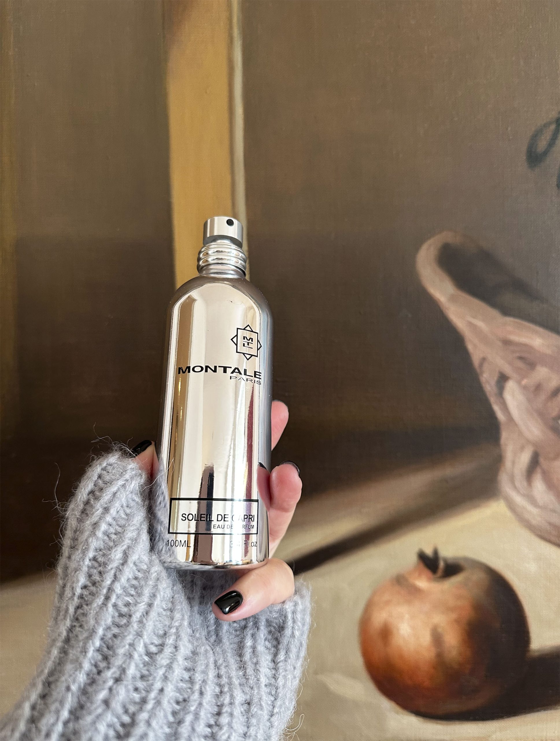 MONTALE – SOLEIL DE CAPRI.
Italian citrus fruits, kumquat, jasmine and a warm base of amber, cedar and musk. A Mediterranean escape filled with energy, light and vitality. A perfume that smells like an endless summer.