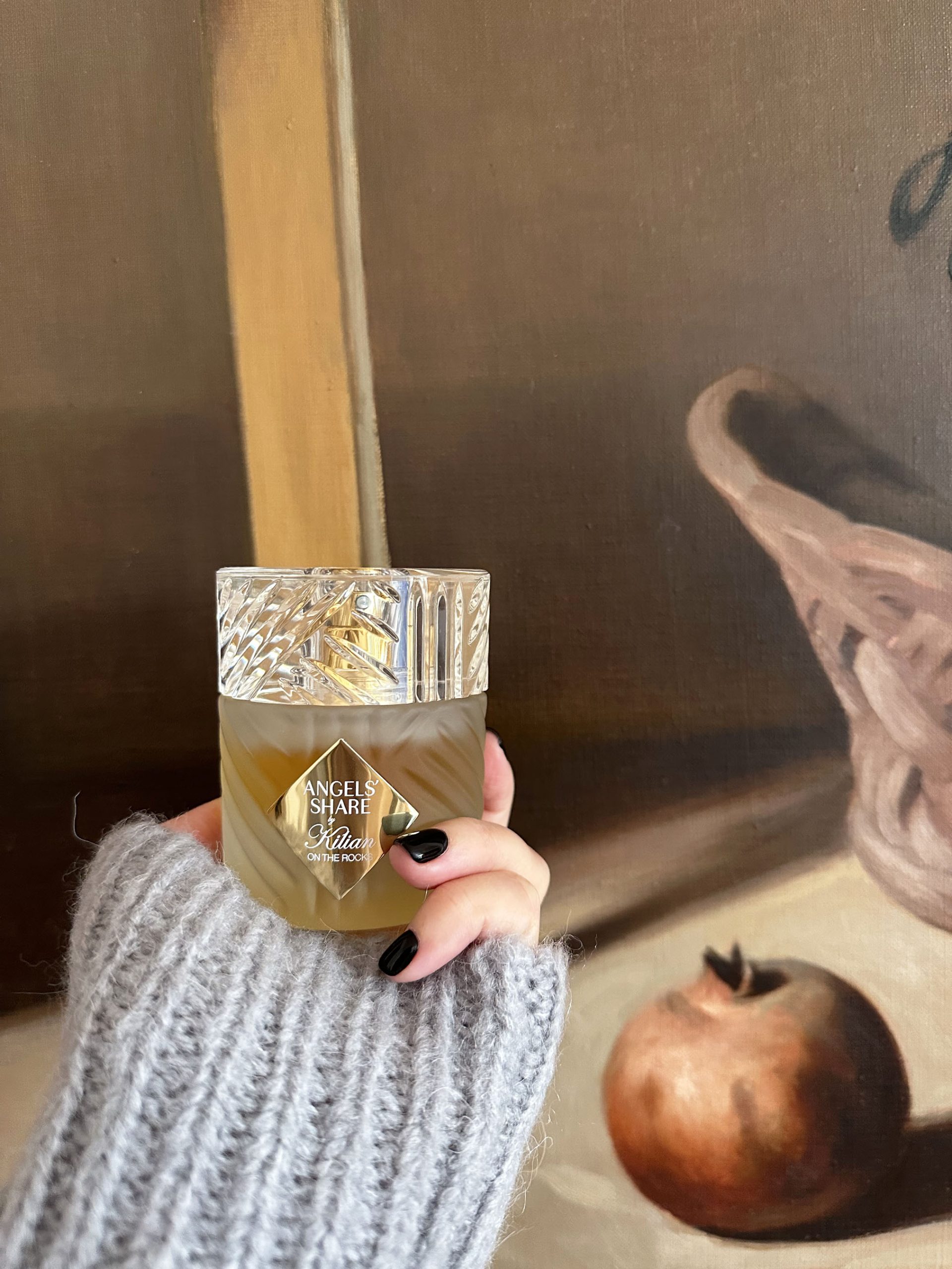 ANGELS’ SHARE ON THE ROCKS by KILIAN. A creation that blends the opulence of cognac with a vibrant freshness born from the On the Rocks accord. Notes of grapefruit, cold aldehydes, authentic cognac essence, tonka and sandalwood. A perfume that combines heritage, luxury and sensuality in a magnetic trail.