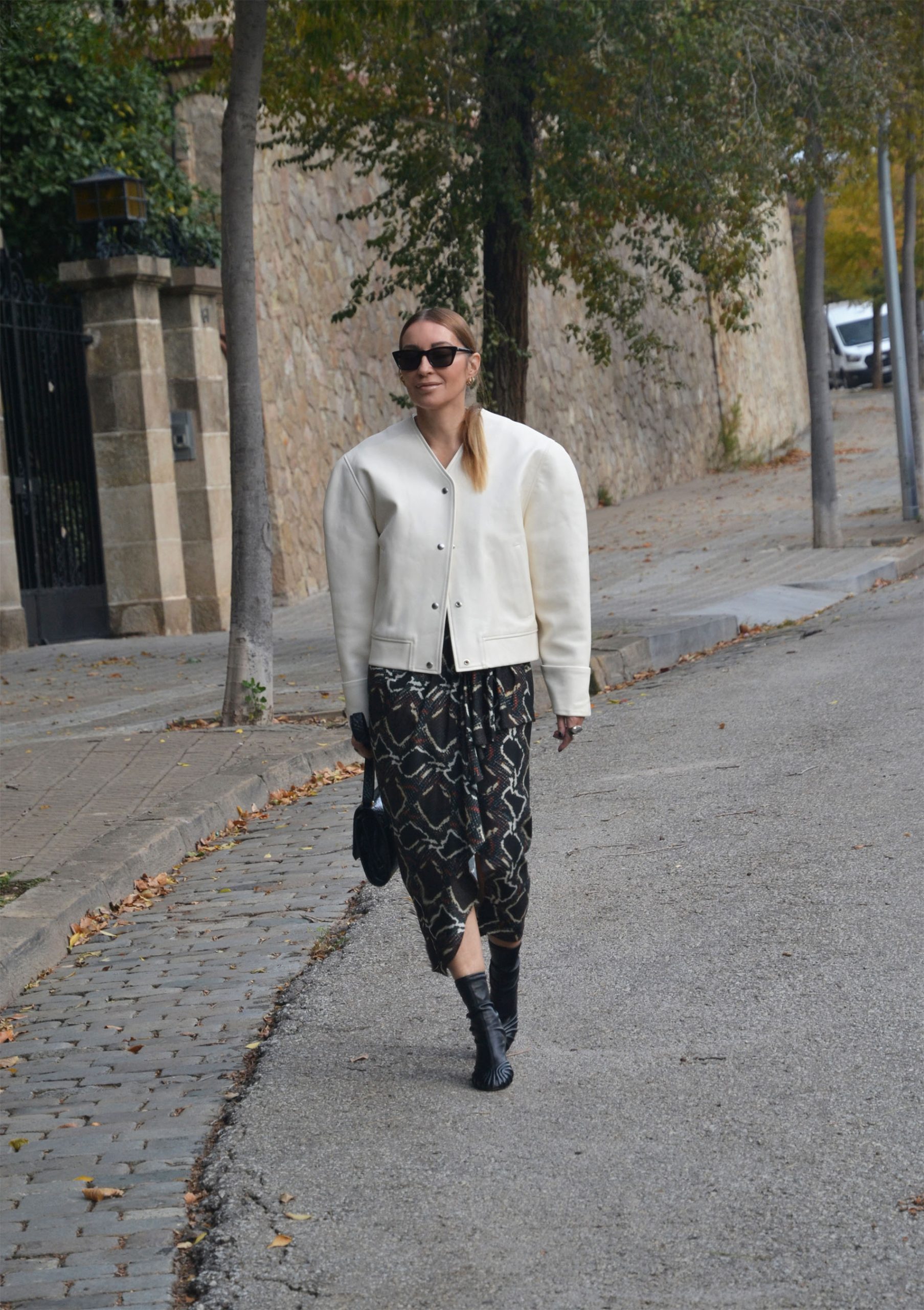 Mariona Planas con chaqueta de piel blanca con manga abullonada.