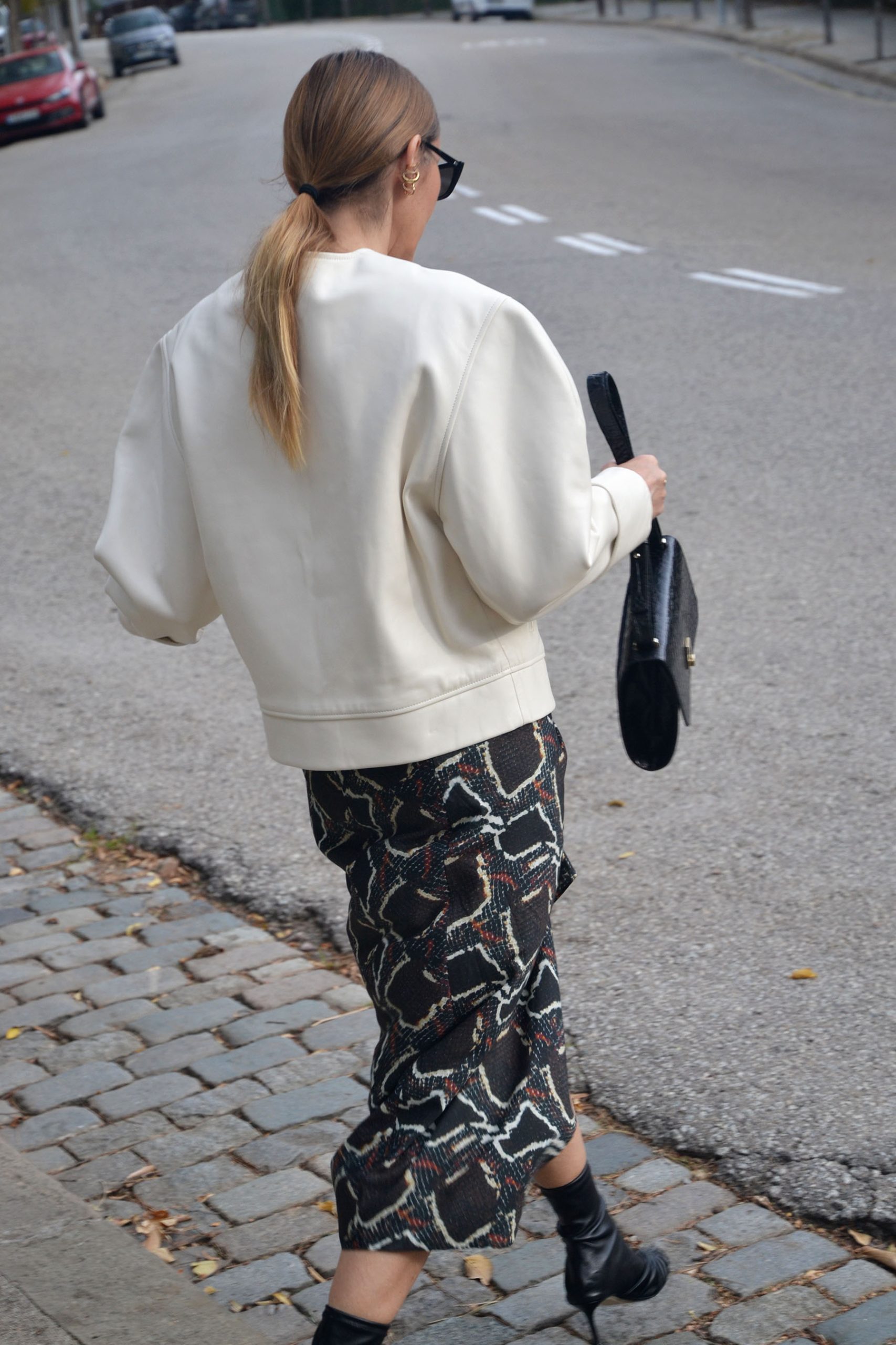 Mariona Planas con chaqueta de piel blanca con manga abullonada y vestido boho