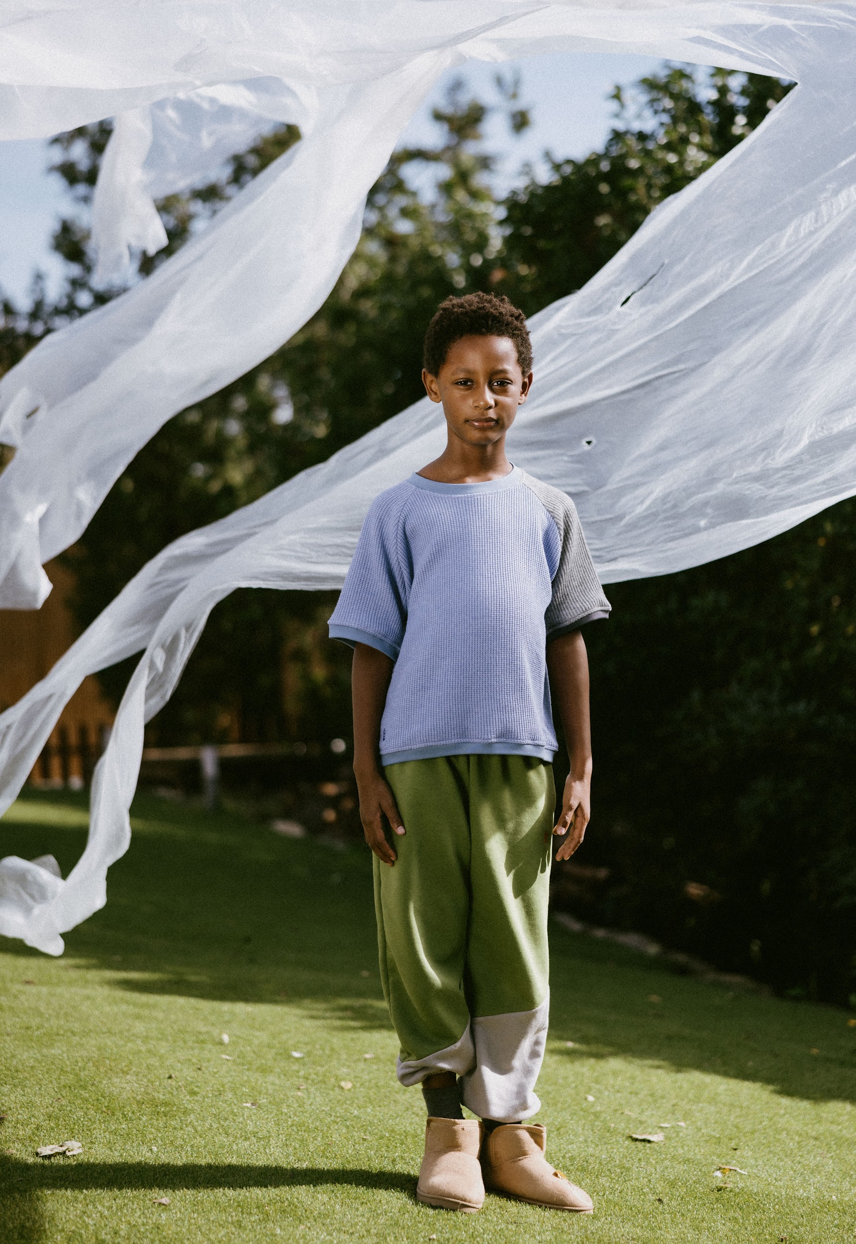 Moda infantil de Little Berry diseñada como sastrería infantil consciente, pensada para acompañar el juego y el movimiento de los niños.