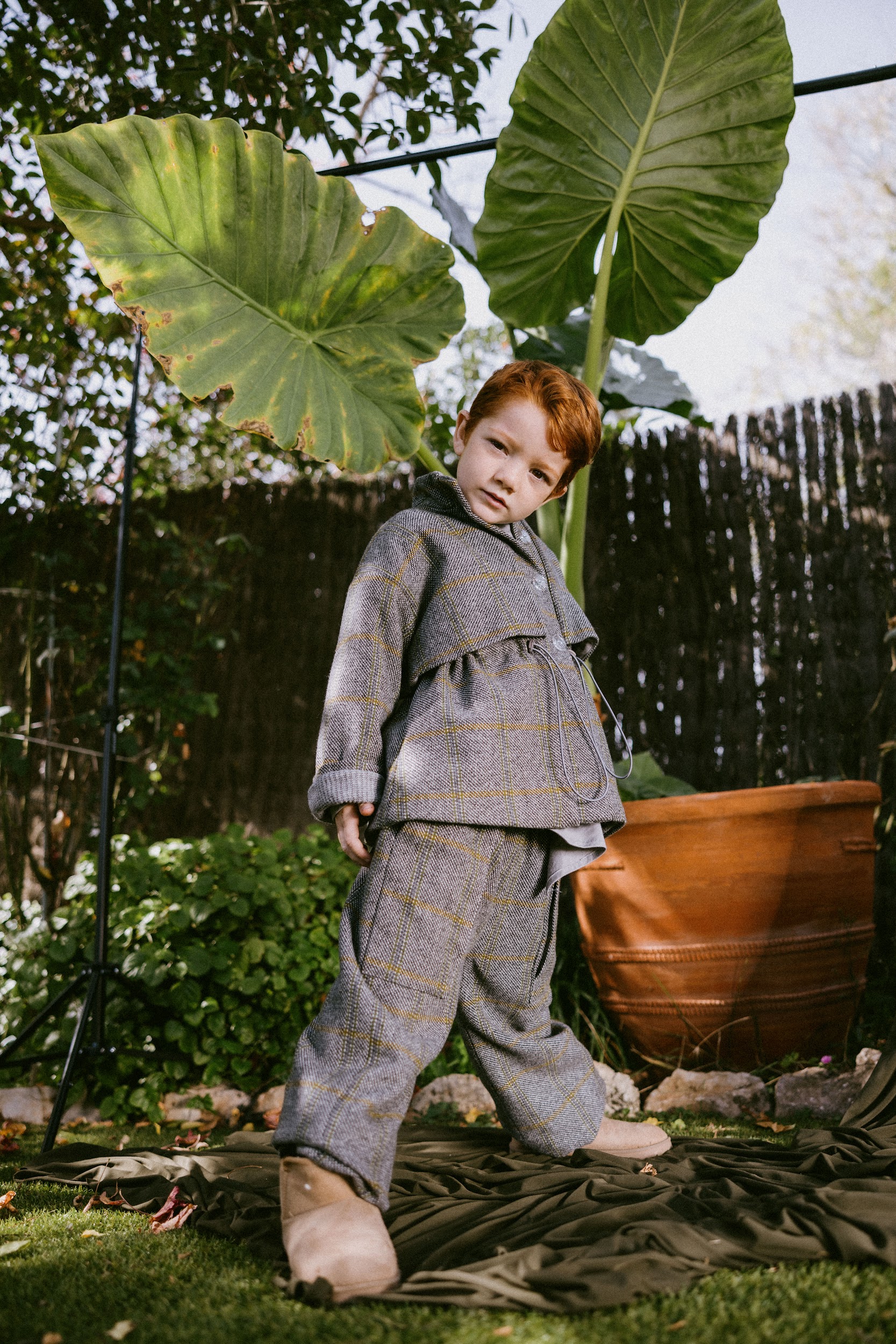 Prenda de la colección FW25–26 Recolectores de tesoros de Little Berry, con bolsillos funcionales inspirados en la curiosidad infantil.