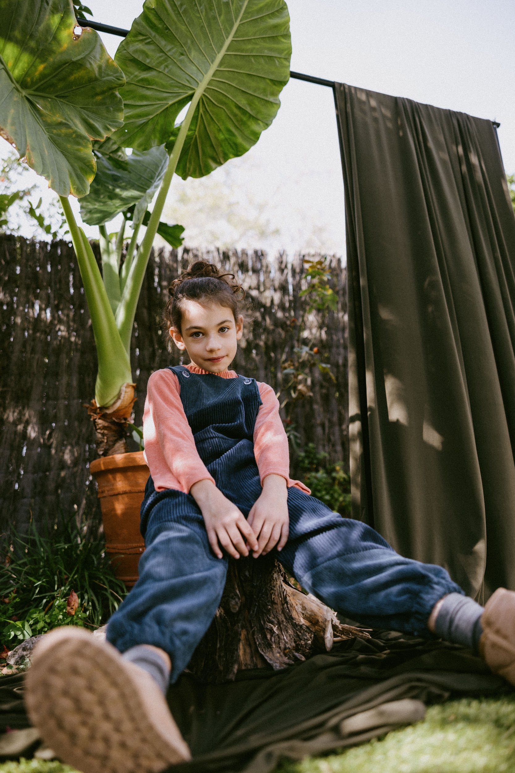 Look de la colección otoño-invierno 25–26 de Little Berry, sastrería infantil consciente hecha en Barcelona con diseño y funcionalidad.