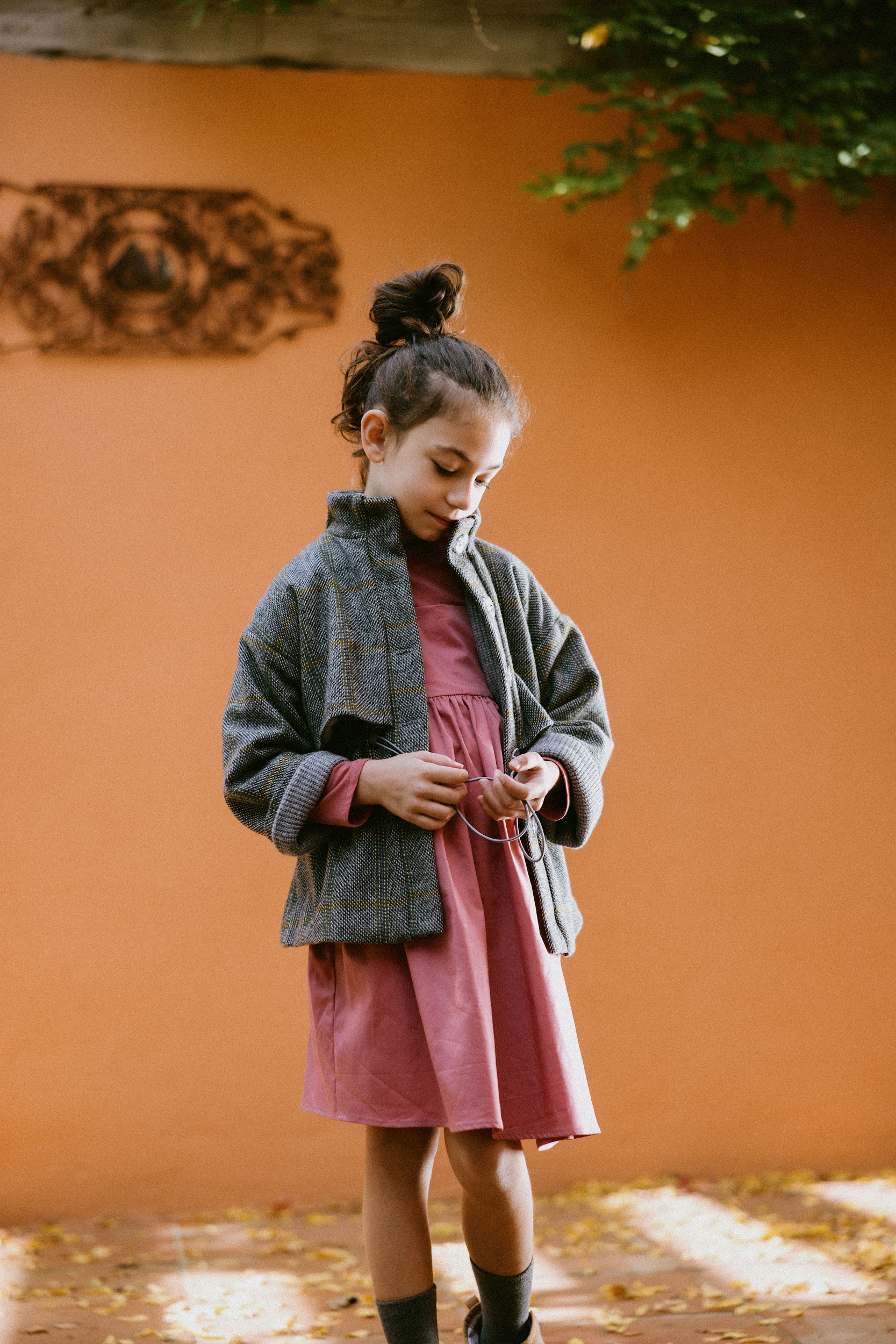 Abrigo infantil de Little Berry FW25–26, creado desde la sastrería infantil consciente con tejidos cálidos y diseño pensado para el invierno