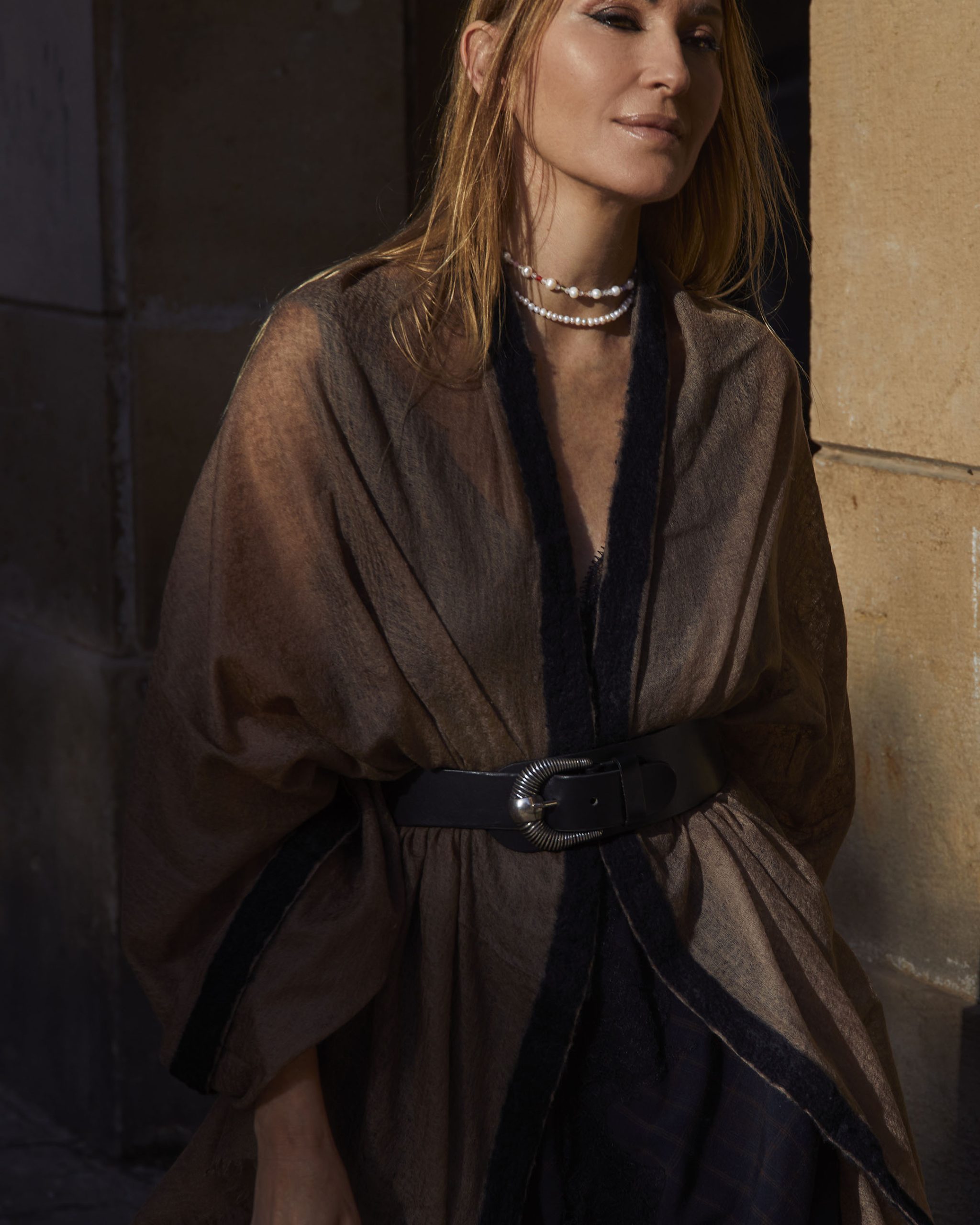 Collar de perlas Menuda Perla combinado de forma actual y sin códigos rígidos en un look de street style de Mariona Planas