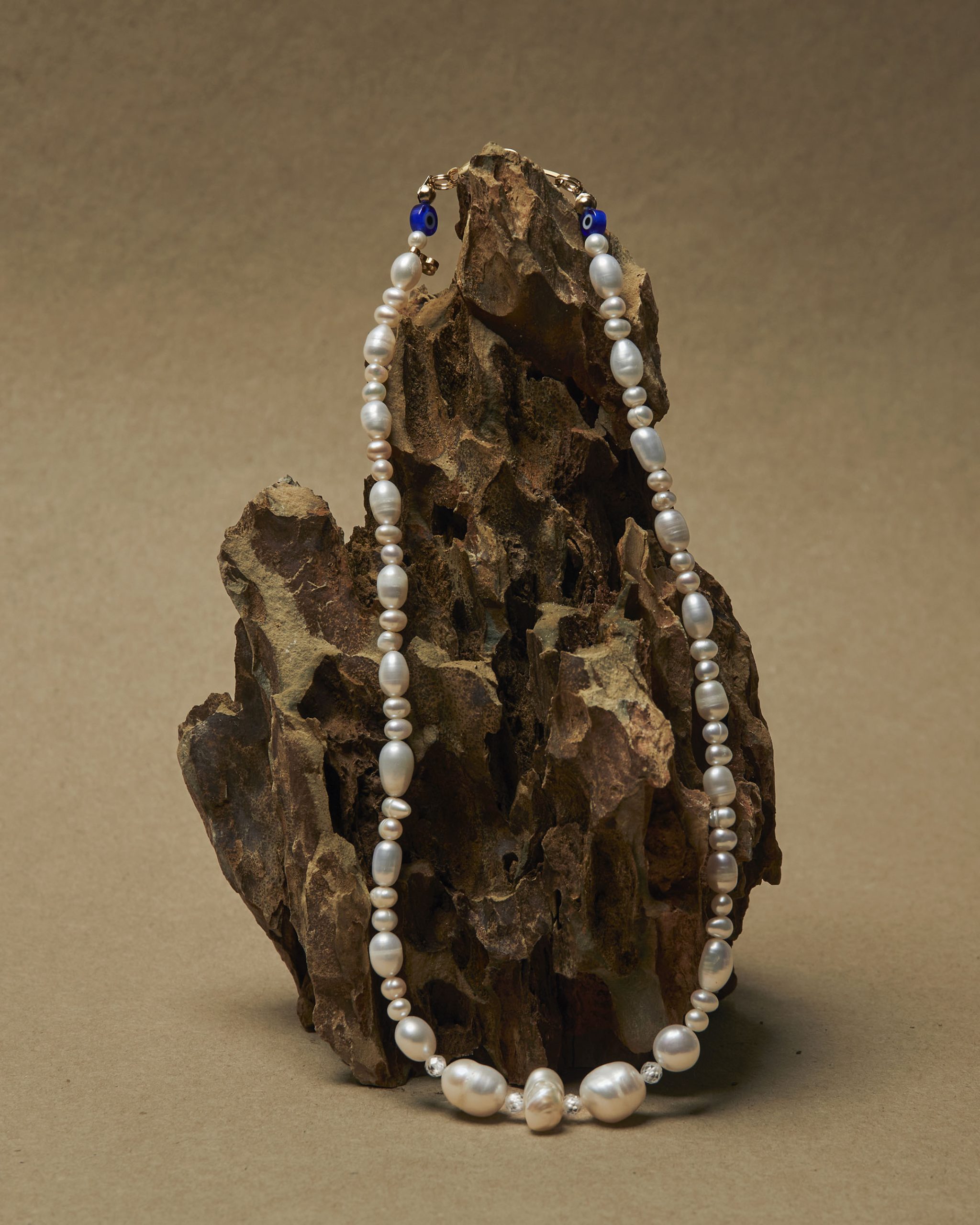 Collar de perlas de agua dulce de Menuda Perla, joyería emocional y contemporánea con formas orgánicas.