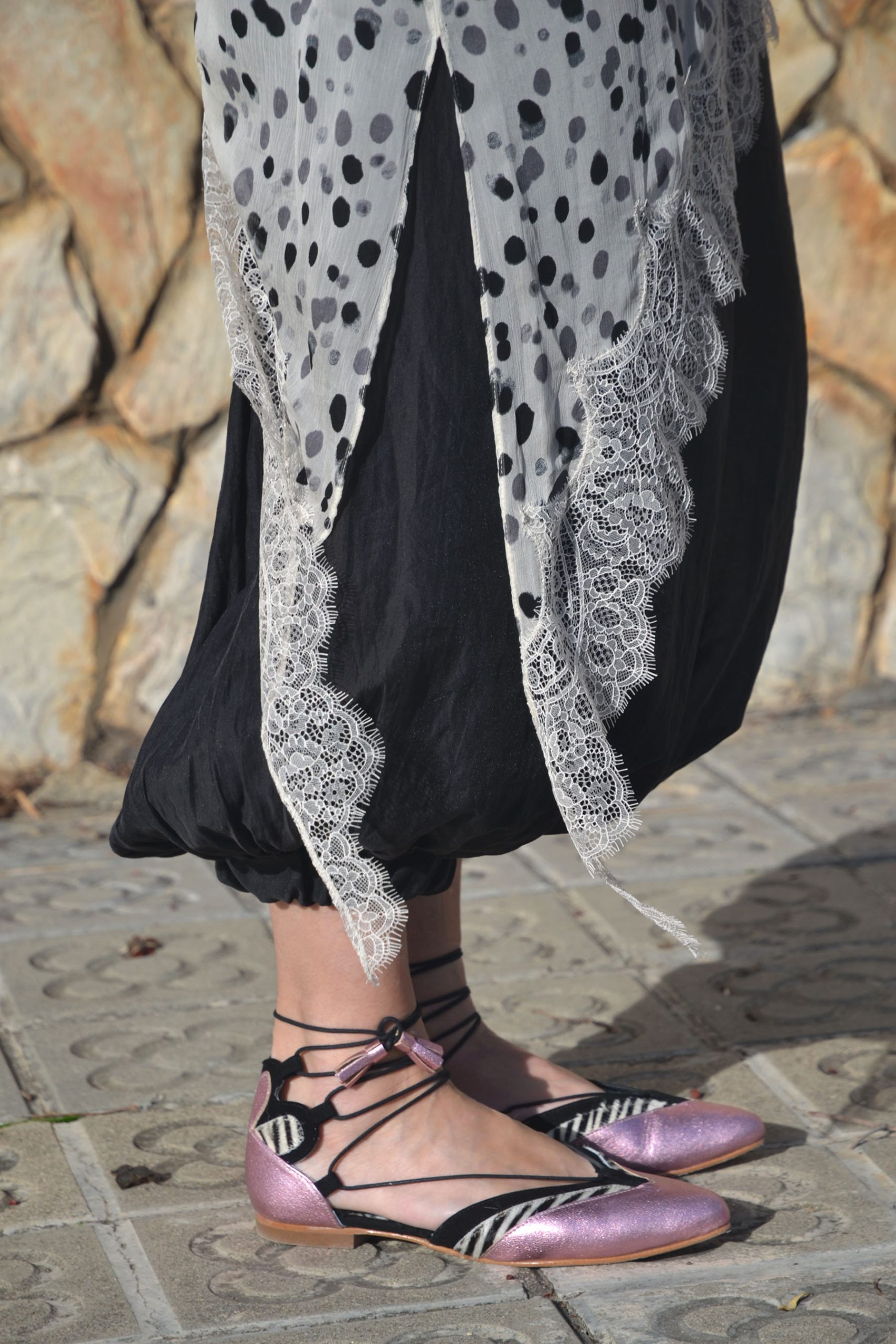 Mariona Planas wearing pink metallic ballet flats by defloresyfloreros with zebra print details and ankle ties, Spring–Summer 2026 trend.