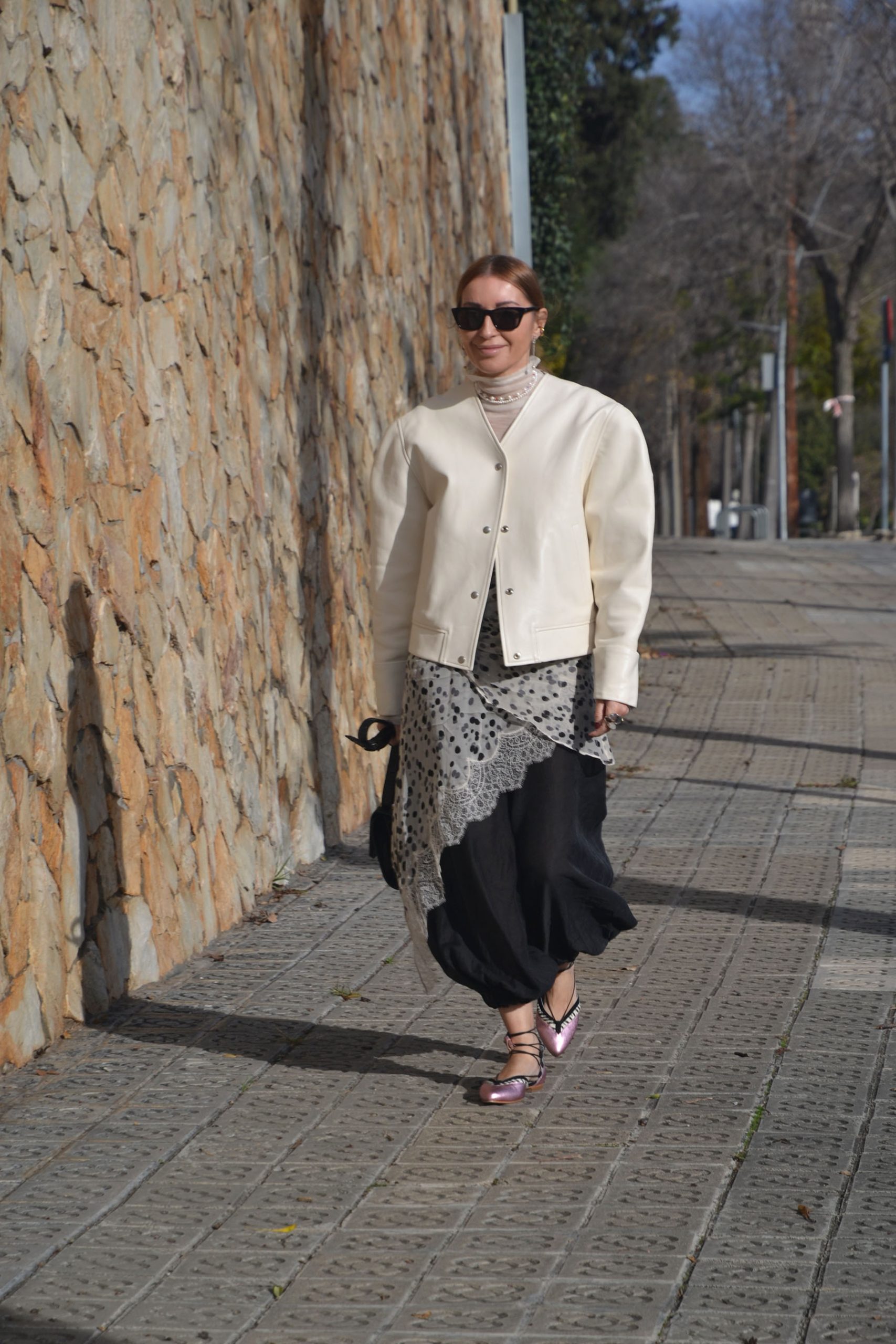Mariona Planas walking in defloresyfloreros ballet flats in soft pink, styled with a flowing skirt and light jacket, Spring–Summer 2026.