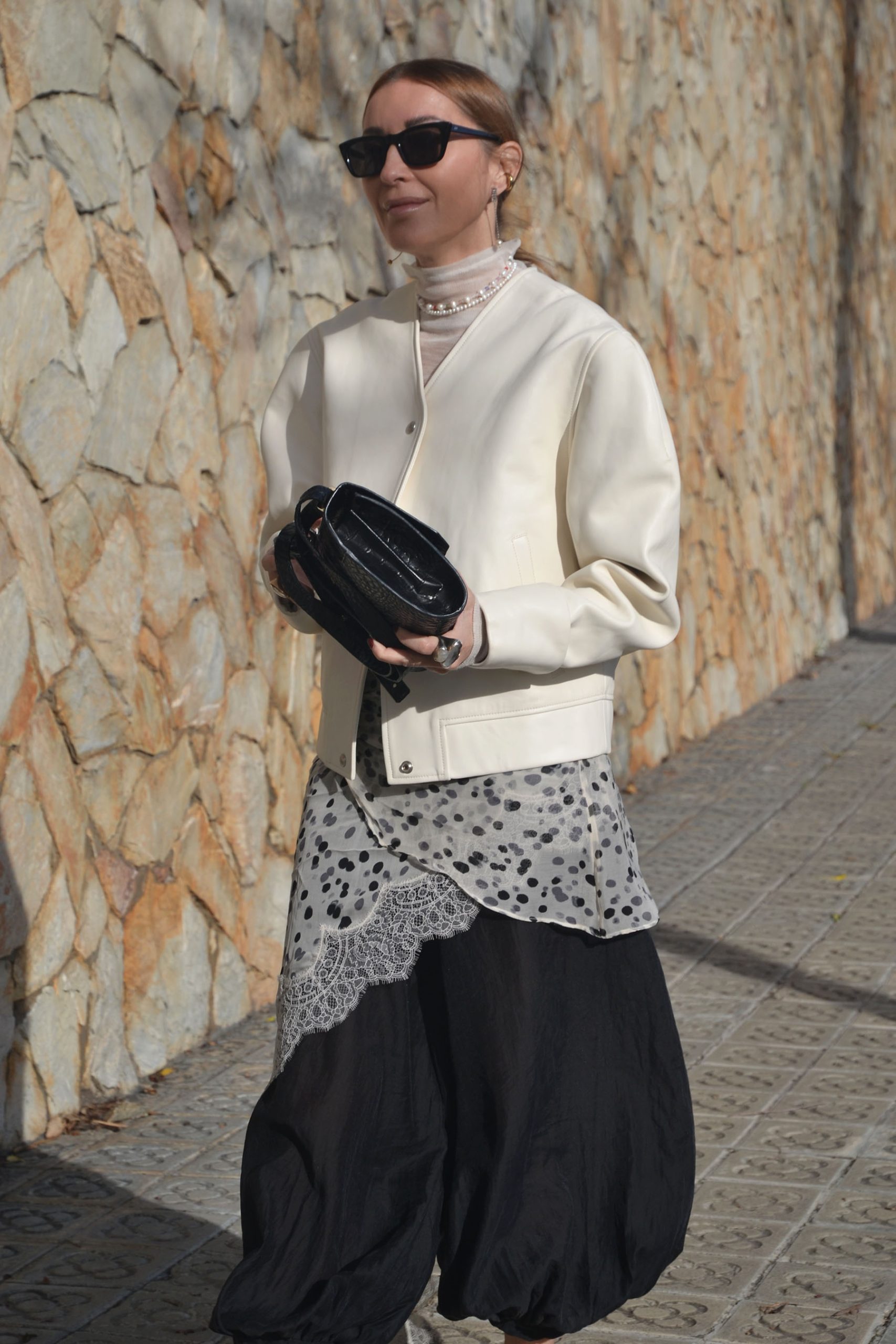 Mariona Planas wearing a black-and-white look with defloresyfloreros ballet flats, a statement of comfort and femininity for 2026.