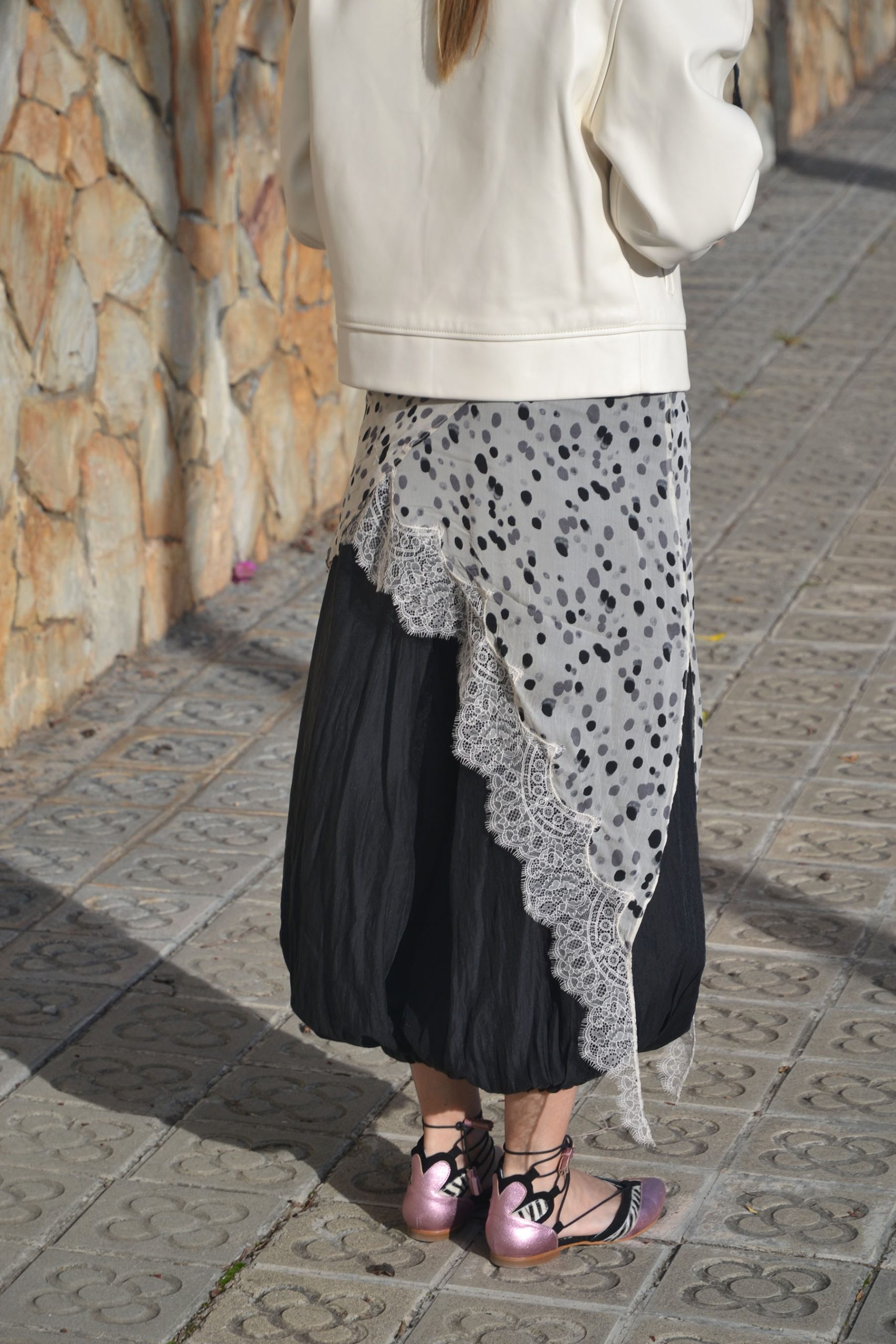 Back view of Mariona Planas’ look featuring defloresyfloreros ballet flats and a flowing skirt, key for Spring–Summer 2026.