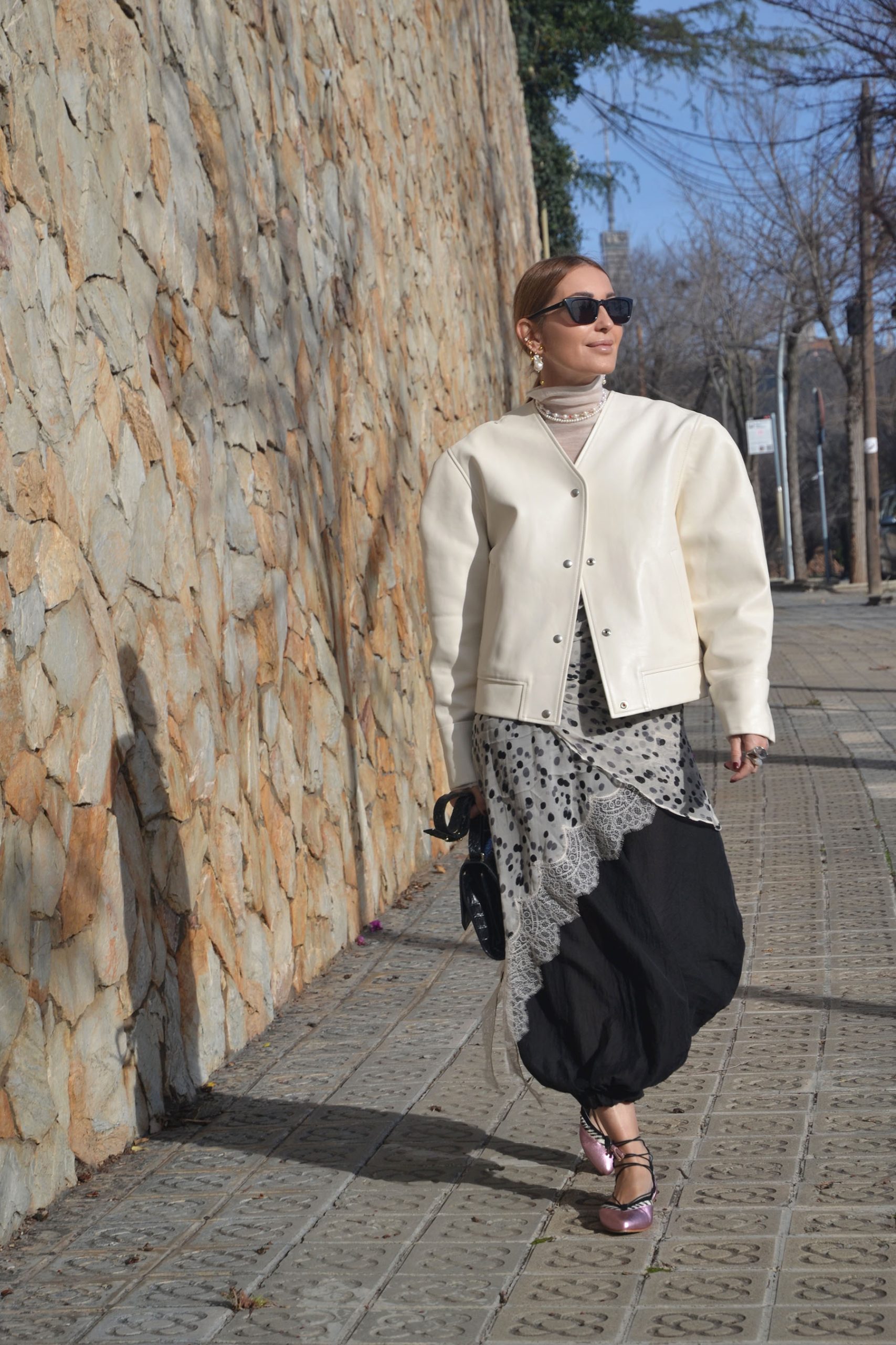 Detail of Mariona Planas’ outfit with a light jacket, black bag and defloresyfloreros ballet flats, women’s fashion Spring 2026.