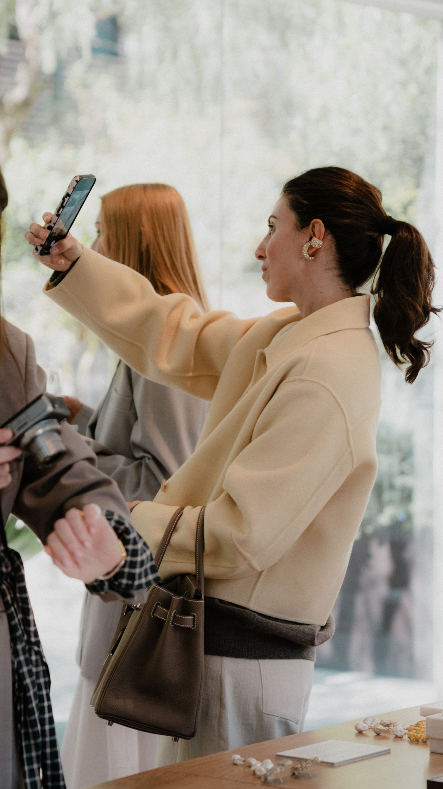 Alba Usart probando pendientes de Paulet Signature Collection Barcelona