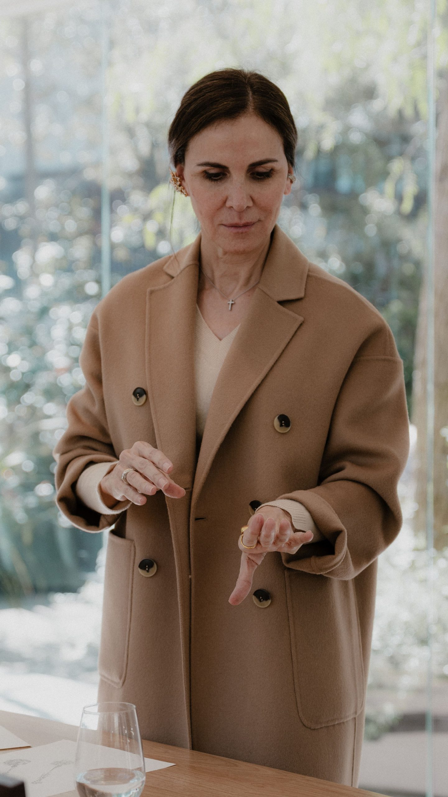 Piluka Echegaray mirando Paulet Signature Collection Barcelona