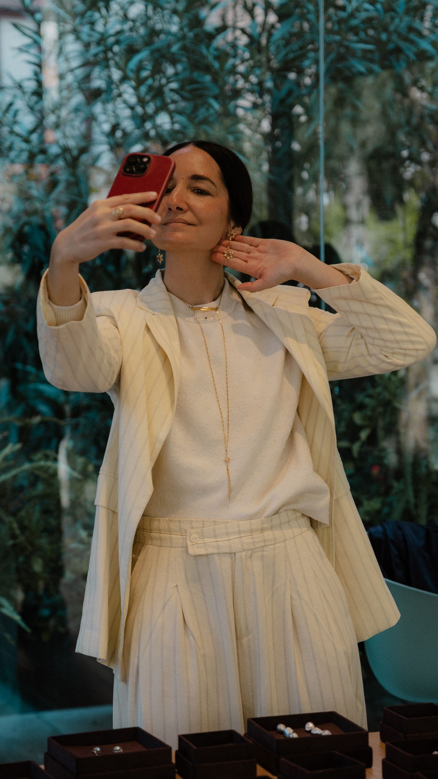 Alejandra Meler probándose pendientes de Paulet de Paulet Signature Collection Barcelona