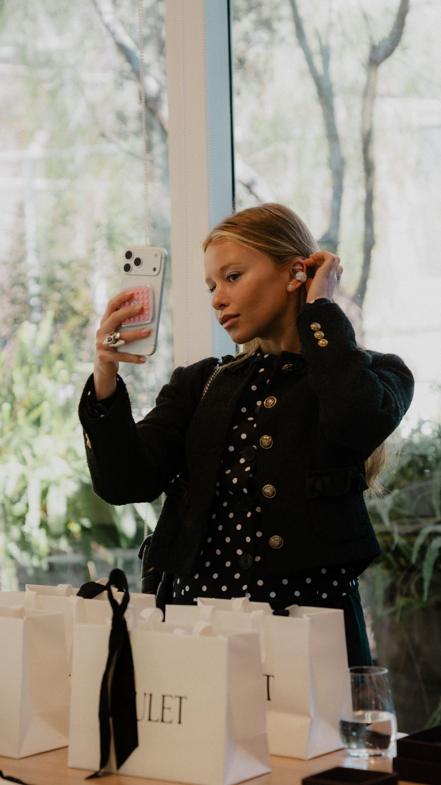 Andrea Bellverd probando pendientes de Paulet Signature Collection Barcelona