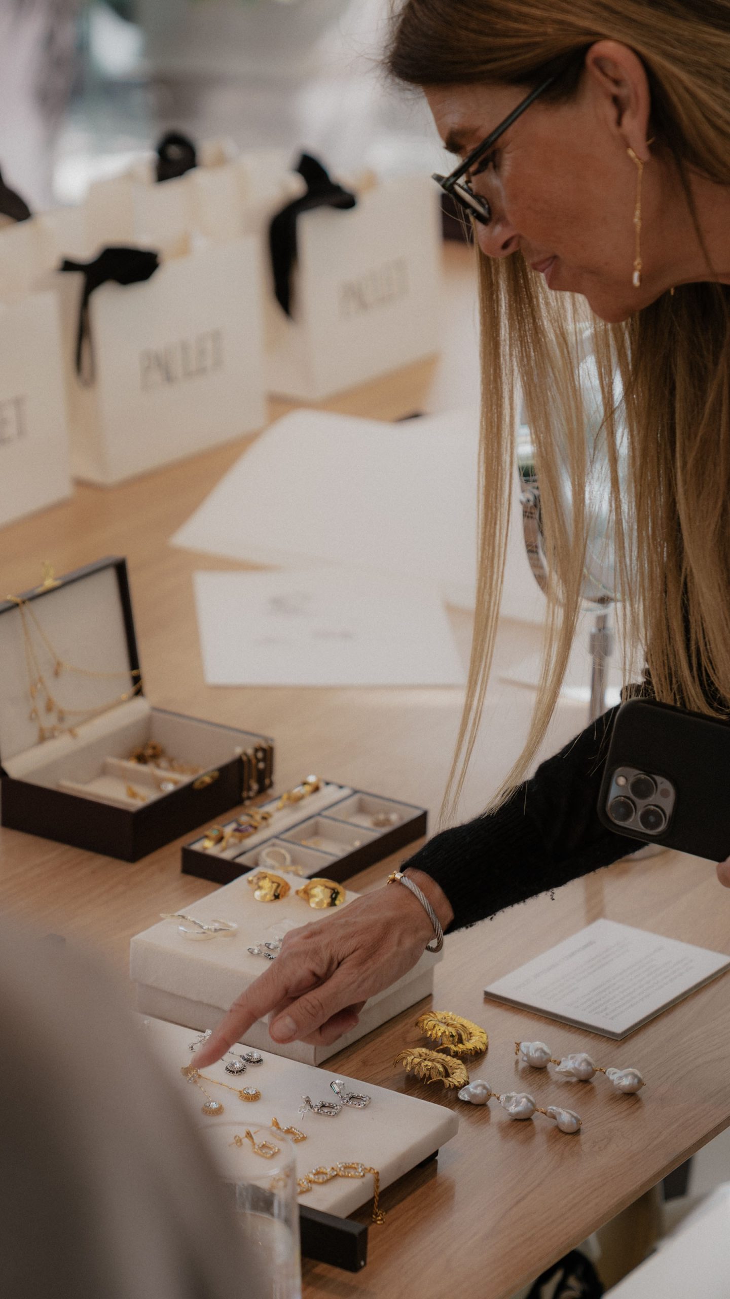 Reyes Torres mirando Paulet Signature Collection Barcelona