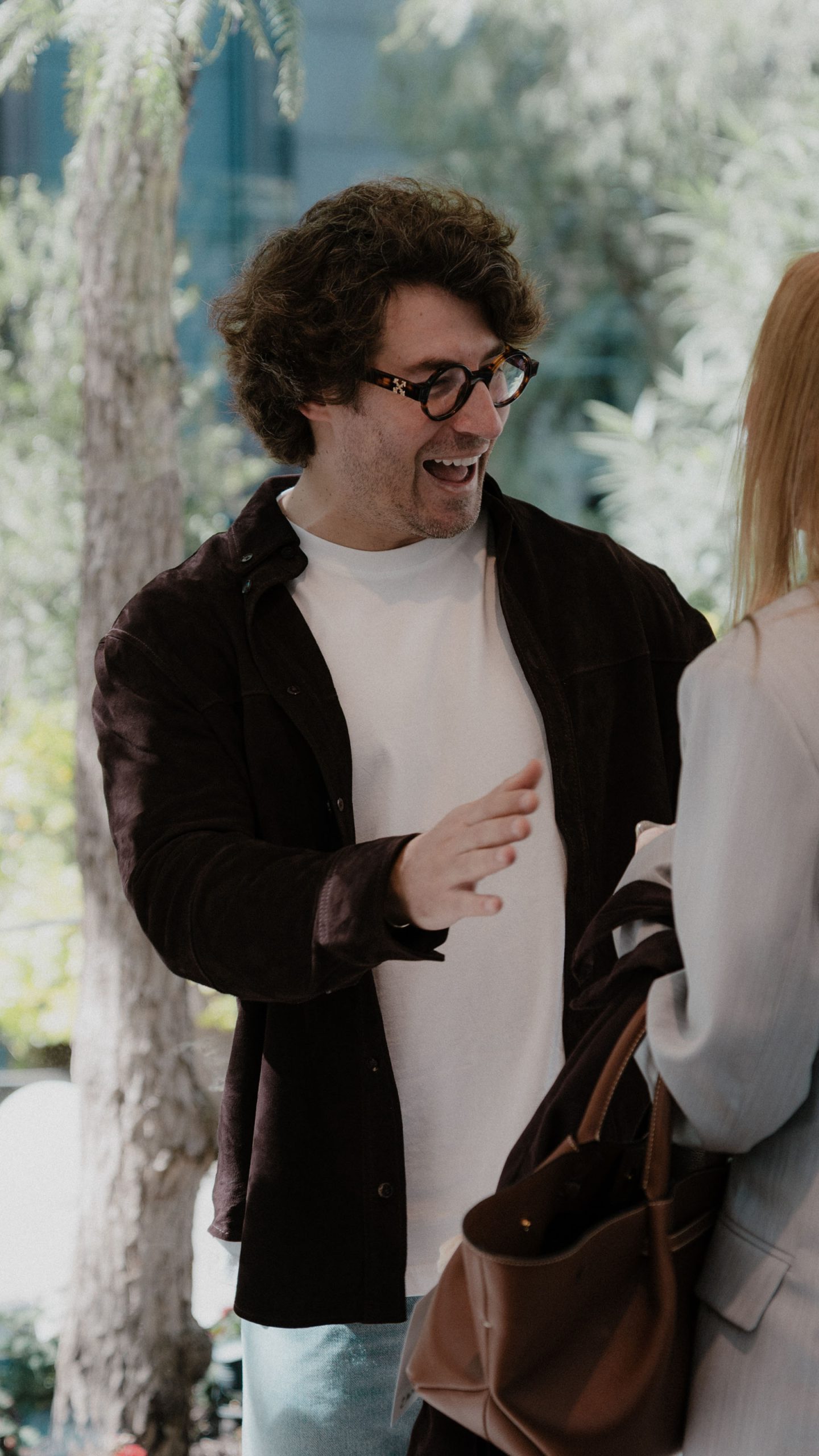 Carlos recibiendo a las invitadas para que conozcan Paulet Signature Collection Barcelona