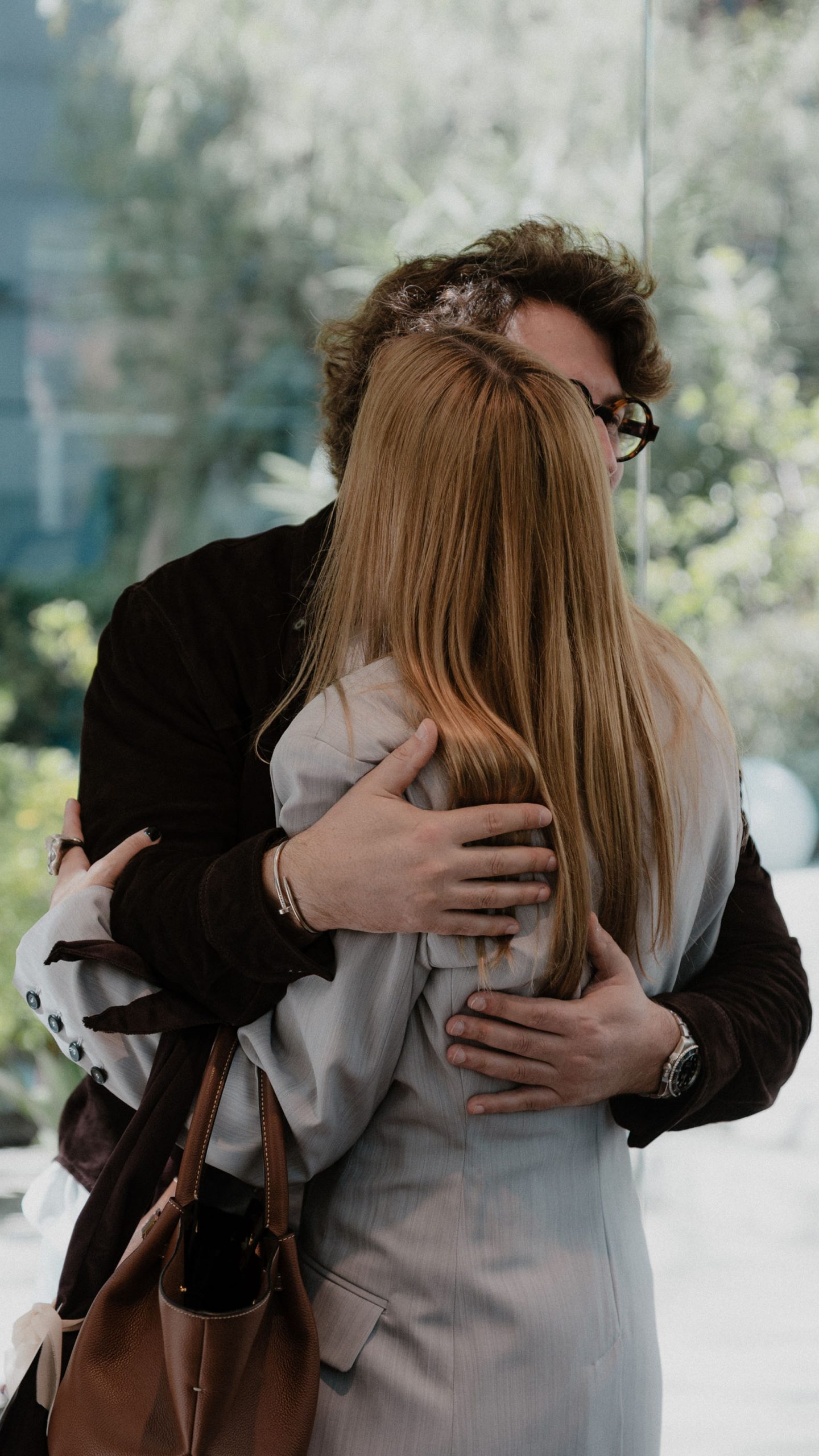 Carlos recibiendo a las invitadas para que conozcan Paulet Signature Collection Barcelona