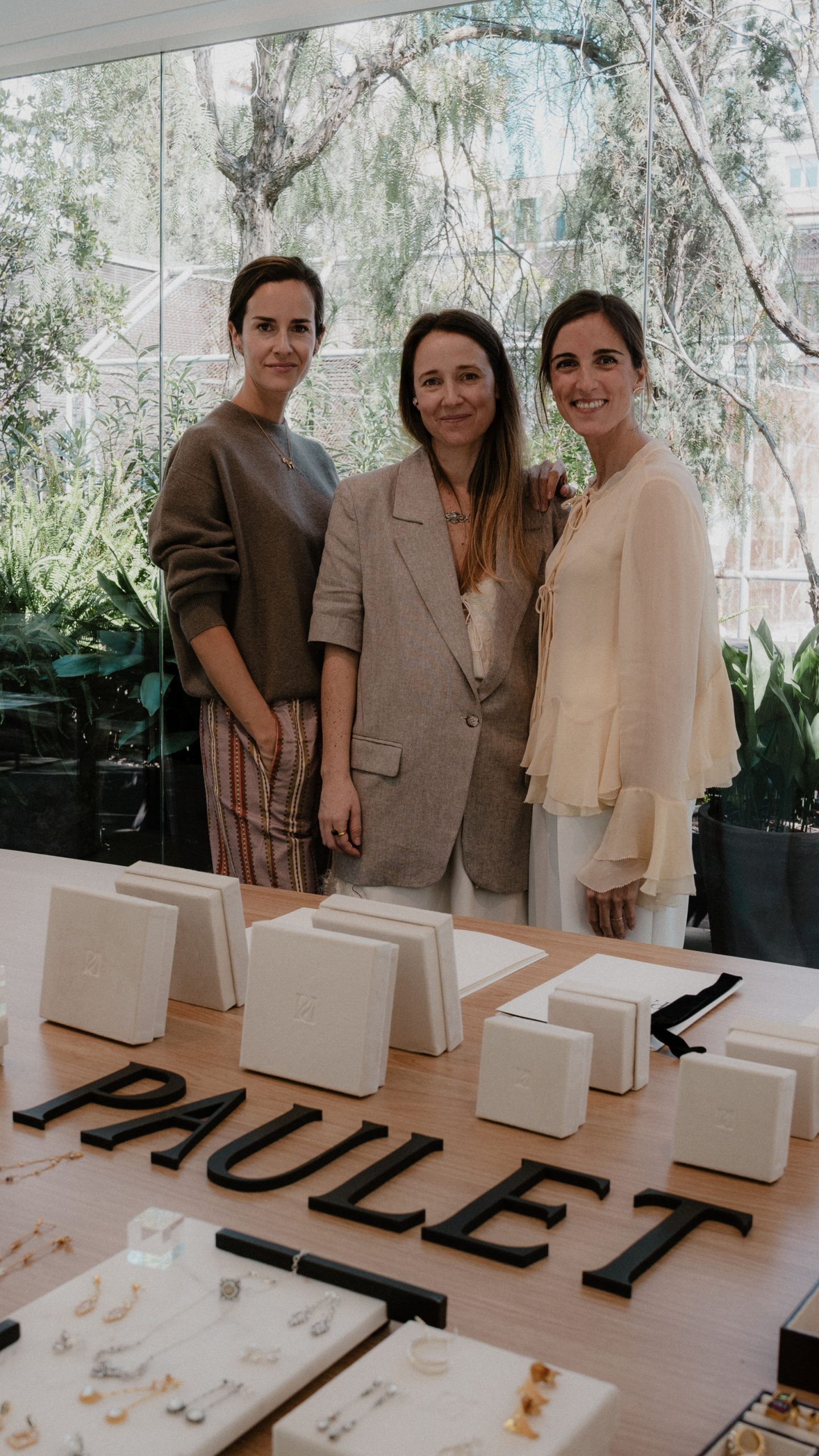 ALICIA, CO-FUNDADORA, CON PARTE DEL EQUIPO DE EN LA PRESENTACIÓN DE carlos recibiendo a las invitadas para que conozcan Paulet Signature Collection Barcelona