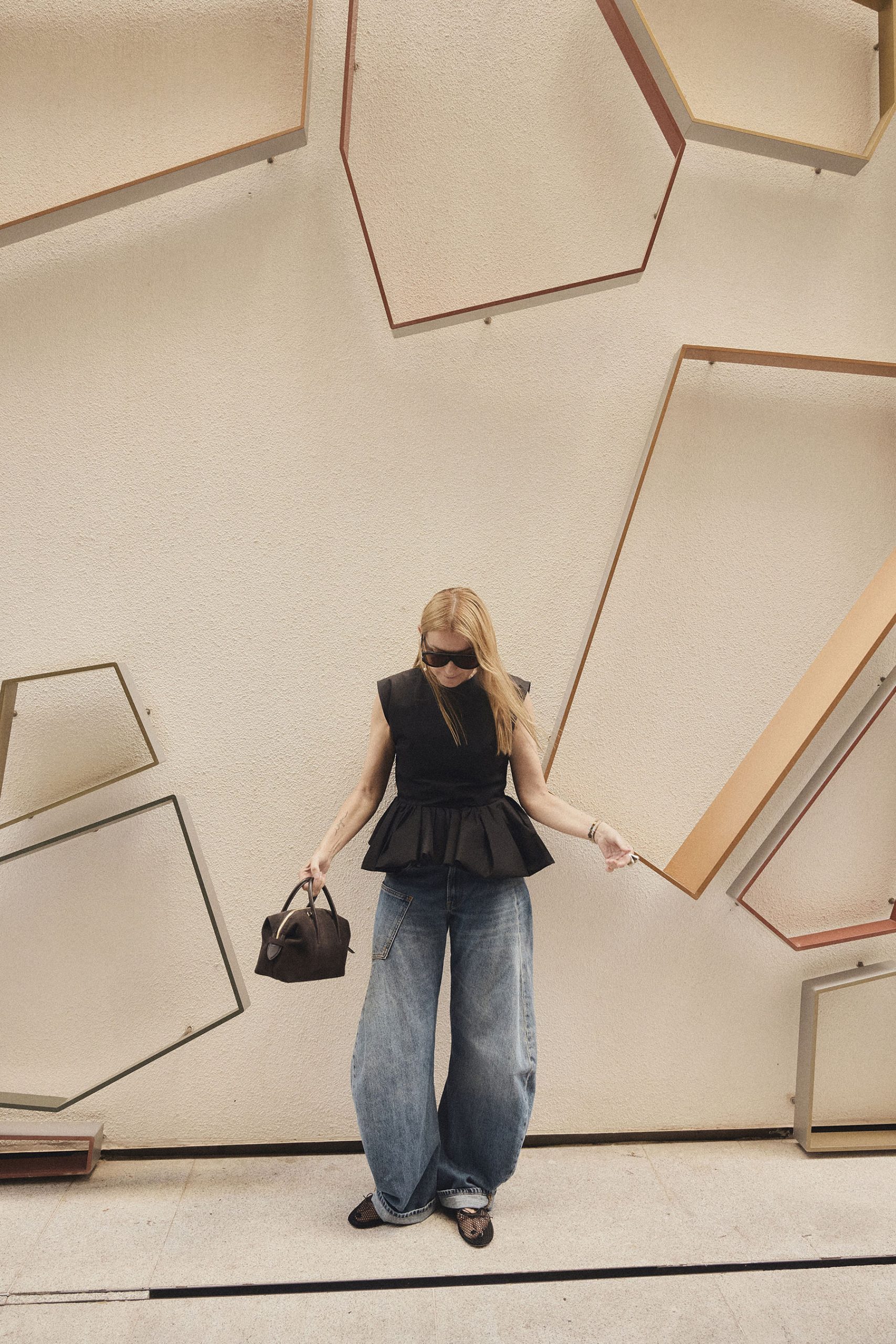 Look con bolso Stockholm de DeMellier London en ante chocolate, combinado con denim amplio y top estructurado