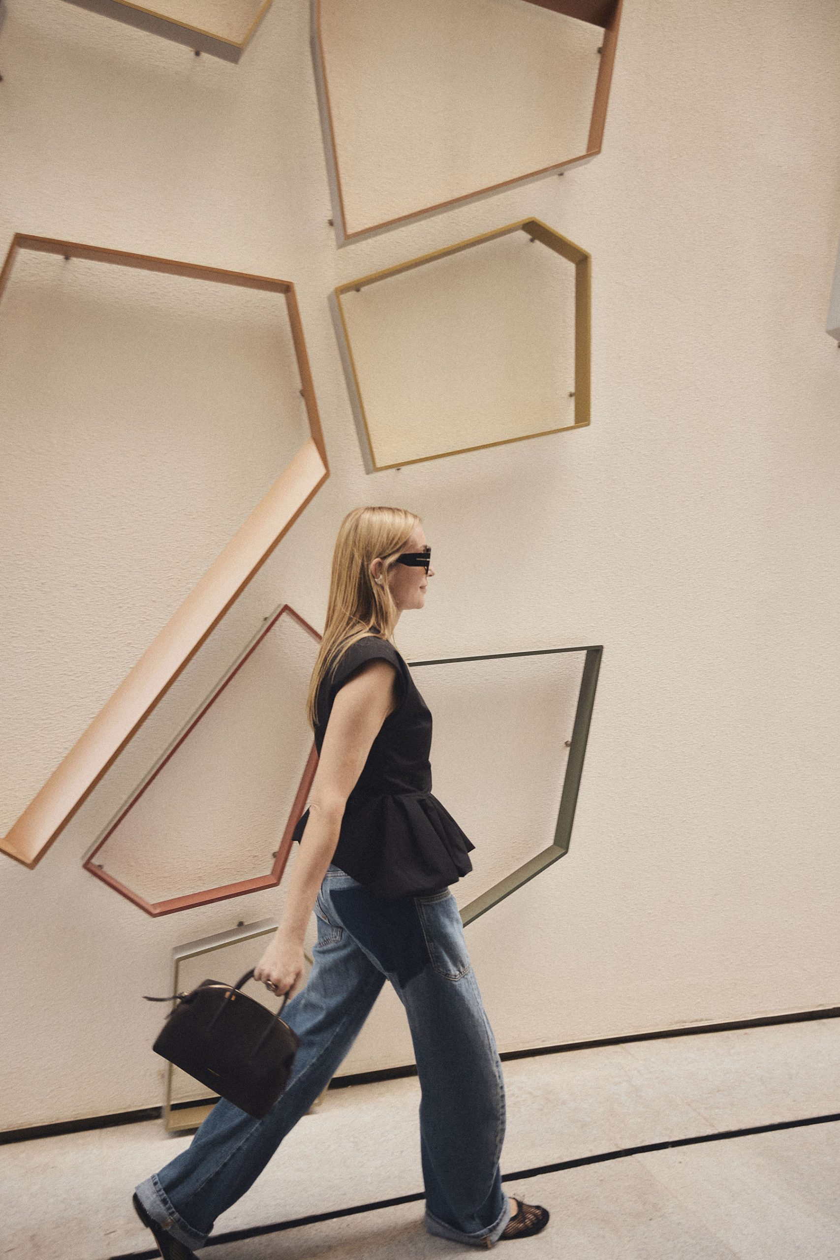 Perfil con bolso Stockholm de DeMellier London en ante marrón chocolate y silueta minimalista