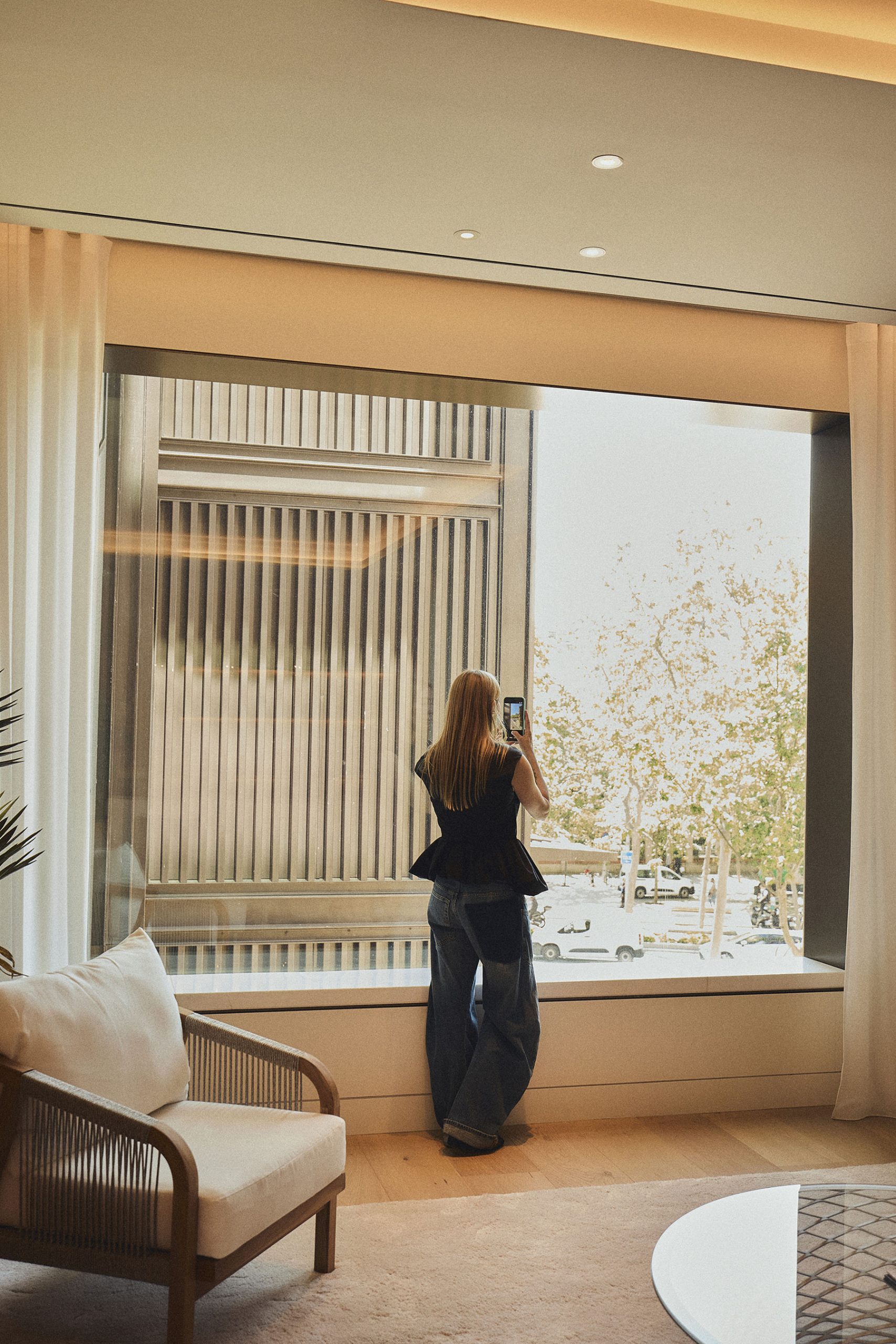 Look con bolso Stockholm de DeMellier London en un espacio interior con luz natural