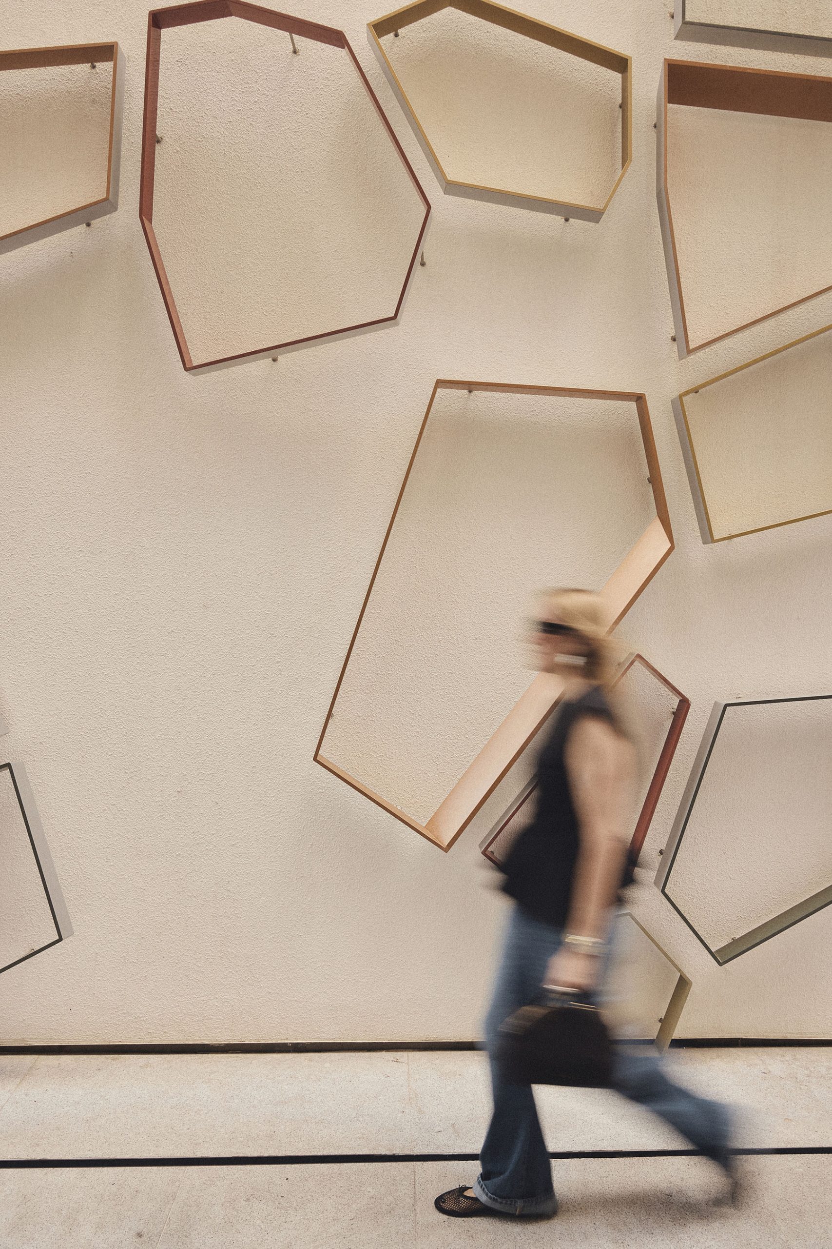 Bolso Stockholm de DeMellier London en ante chocolate en movimiento con estética contemporánea